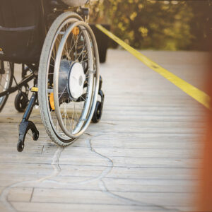 Lekeplas fallunderlag med universell utforming ShockDeck fra Rampline, viser rullestol på et rullevennlig fallunderlag på lekeplass